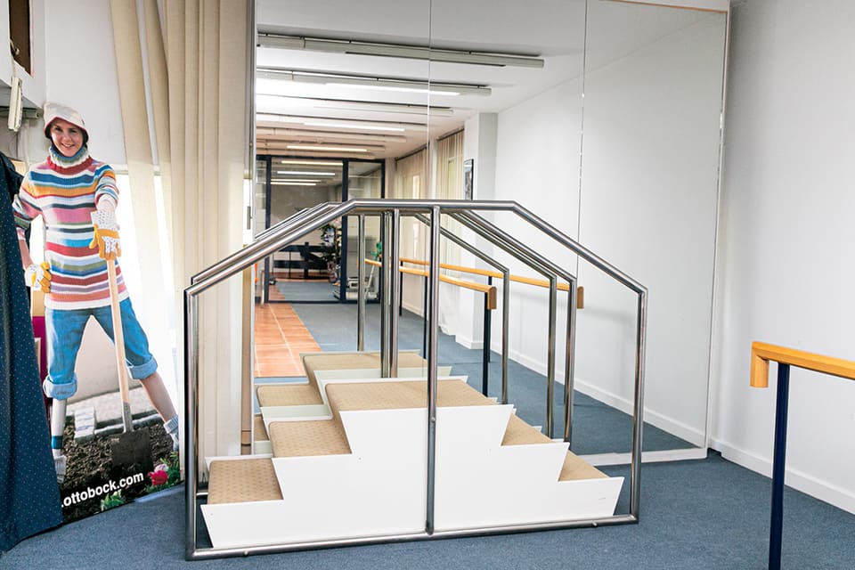 Training staircase with handrails for prosthesis users